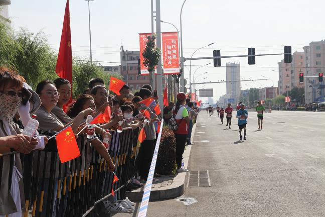 1579400409939857.jpg 鋼興公司齊心協(xié)力護航包頭首屆馬拉松賽3.jpg